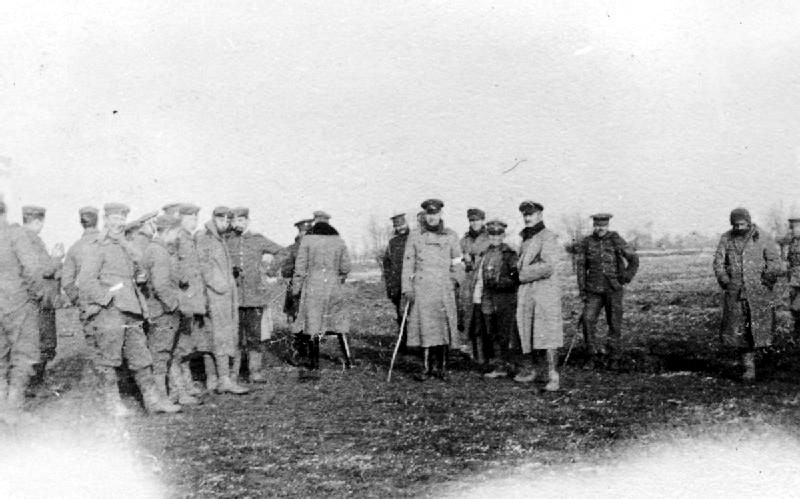 اجتماع القوات البريطانية والألمانية في المنطقة المحرمة خلال الهدنة/ Wikimedia Commons 