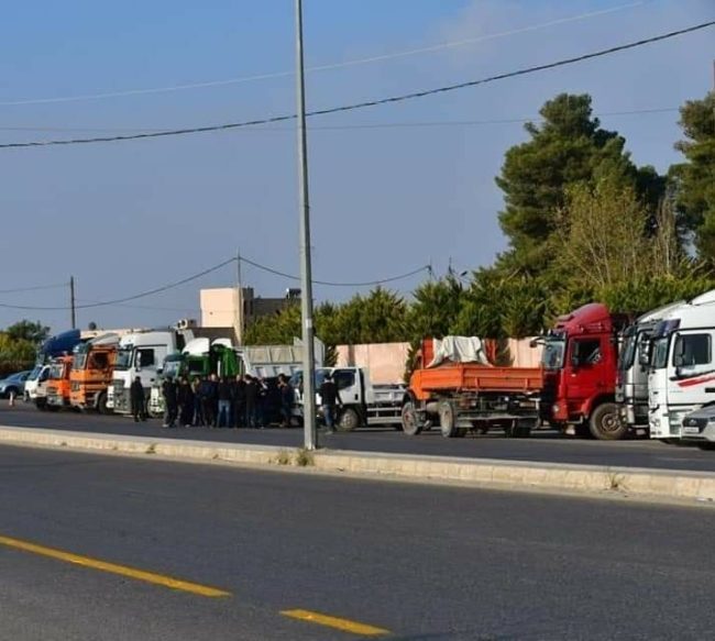 شلل في حركة الشاحنات بالأردن.. العاملون يحتجون ورقعة الإضراب تتسع إلى خارج عمّان