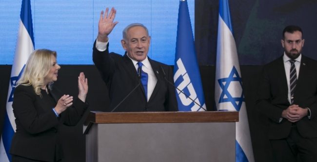 حكومة “السوابق”.. مدان بالاحتيال وآخر متهم بالرشوة ورئيسهما يخشى السجن، فمن أبرز وجوه وزارة نتنياهو؟