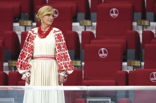 أهداه إليها شاب من غزة.. رئيسة كرواتيا السابقة تحمل وشاحاً فلسطينياً خلال مباراة بلجيكا بكأس العالم (فيديو)