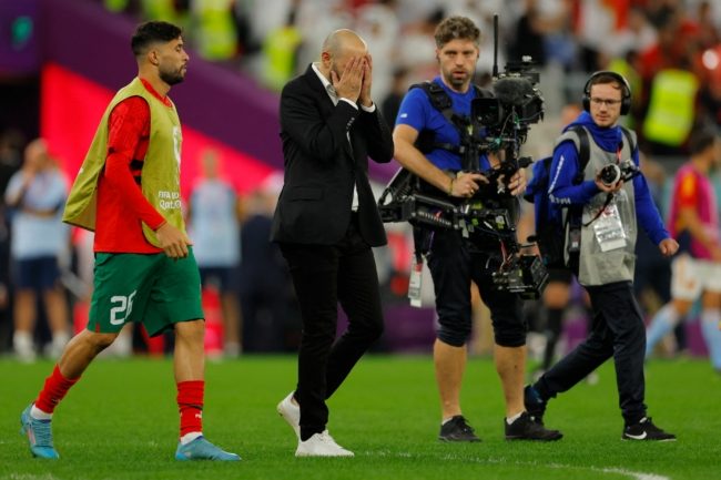 فيديو مؤثر لوليد الركراكي مع والدته بعد تأهل المغرب.. ترك الاحتفالات واتجه للمدرجات لاحتضانها