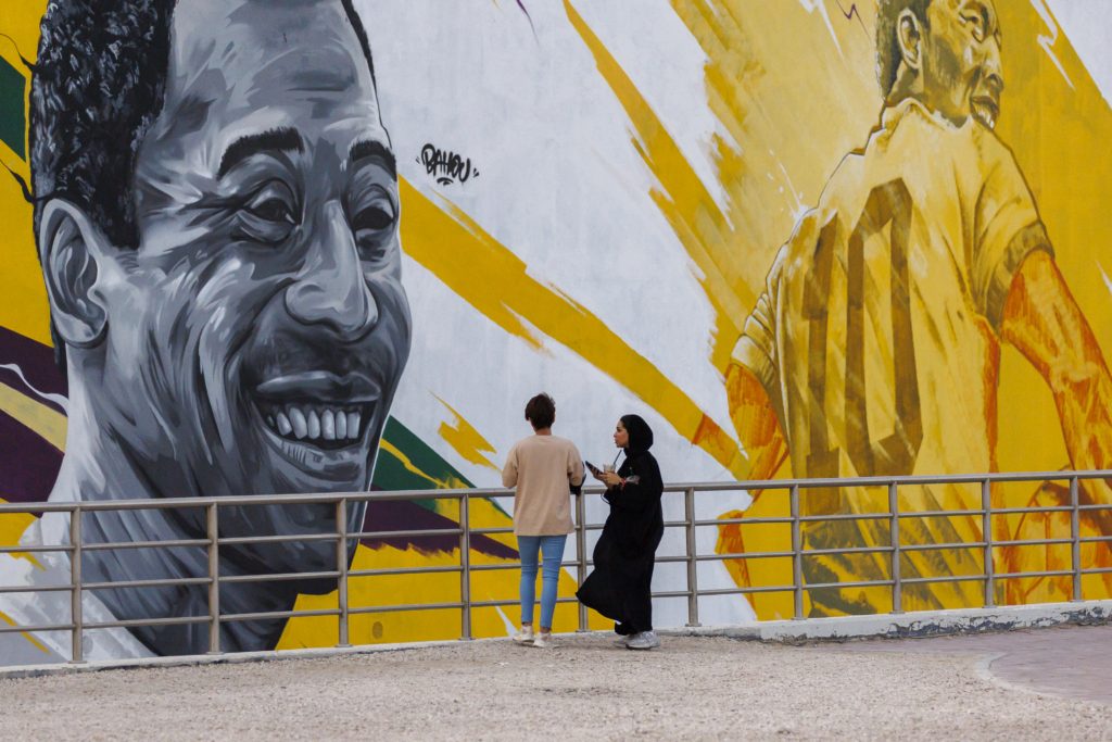 جدارية لأسطورة الكرة البرازيلية بيليه في قطر - gettyimages