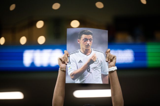 مسعود أوزيل يدعم المغرب ضد فرنسا.. نشر صورة من ملعب البيت وتمنى الفوز لـ”أسود الأطلس”