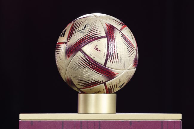 “فيفا” يكشف عن كرة جديدة للمباريات المتبقية في كأس العالم.. تحمل اسماً مختلفاً عن “الرحلة”