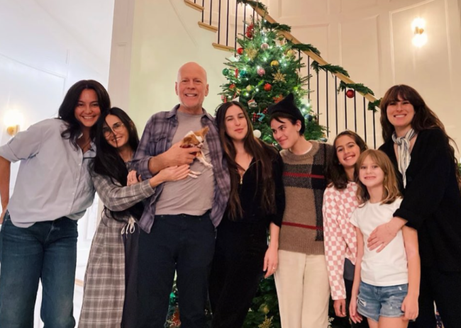 بروس ويليس يحتفل بأعياد الميلاد رفقة عائلته قبل تدهور حالته الصحية، وطليقته تعلن مفاجأة سارة