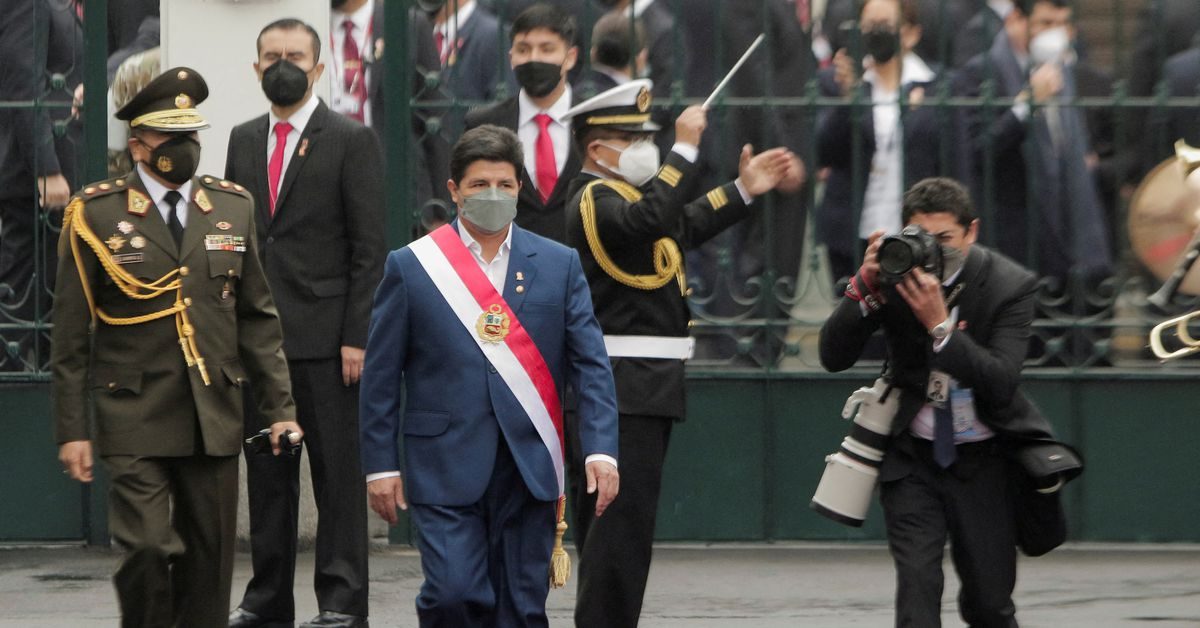 الرئيس يحل البرلمان ويفرض الطوارئ، لكن الأمر ينتهي باعتقاله وتولي نائبته السلطة.. ماذا يحدث في بيرو؟