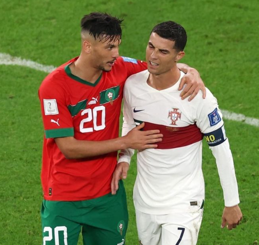 أشرف داري رفقة كريستيانو بعد مباراة البرتغال والمغرب| مواقع التواصل