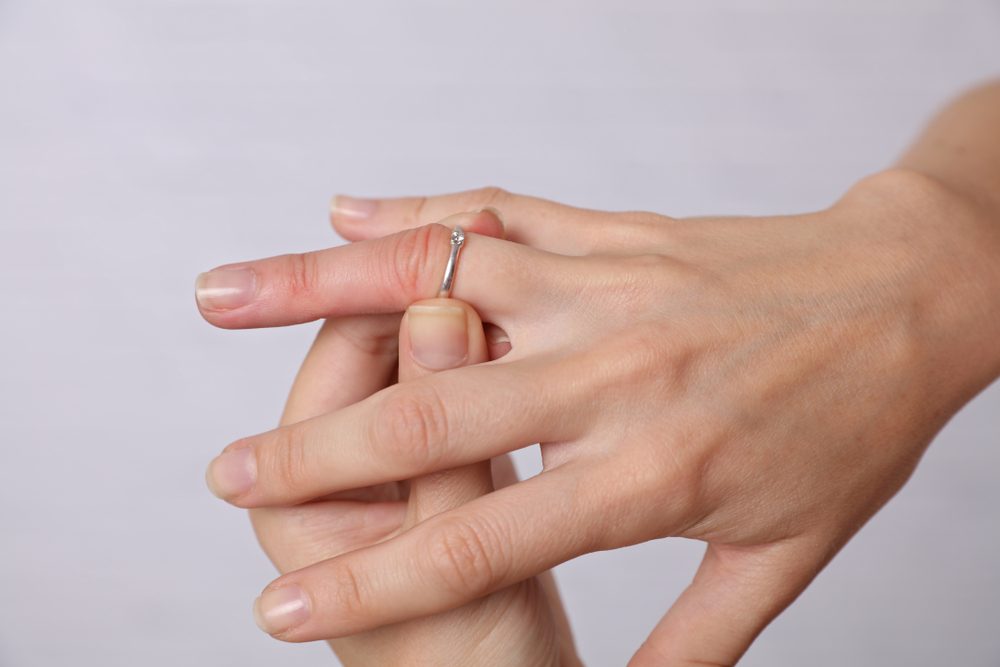 يجب مراجعة الطبيب عند تزامن الأعراض مع حالات صحية أخرى - ShutterStock