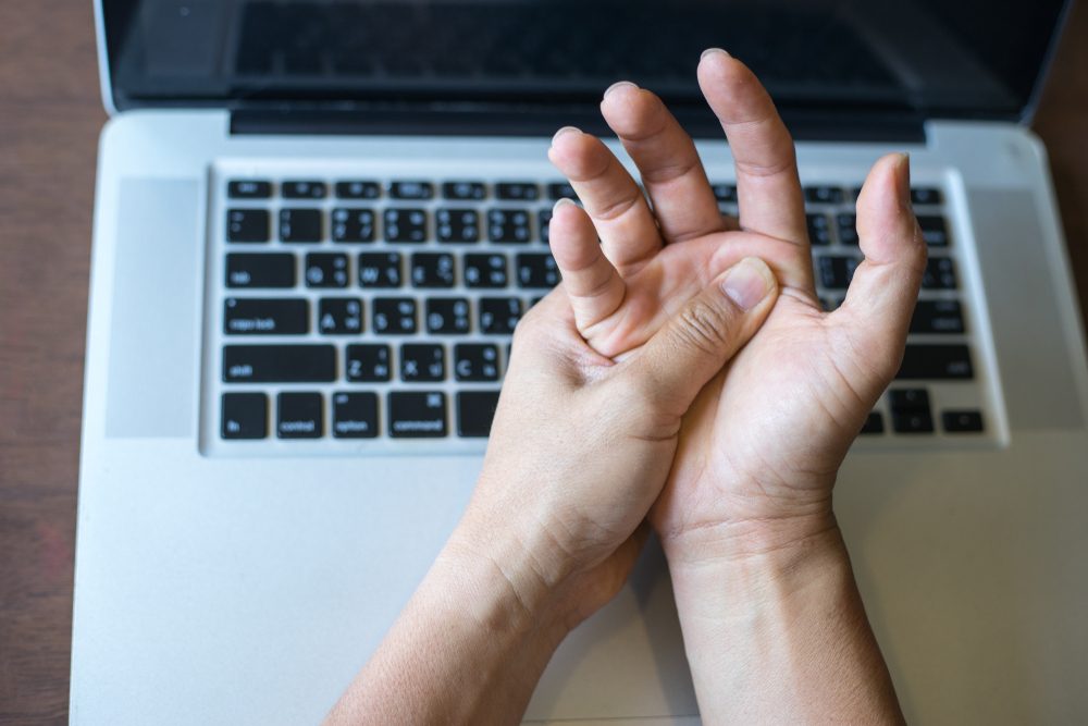 آلام اليدين المزمنة قد تتطور لتصبح حالة عجز دائمة - ShutterStock