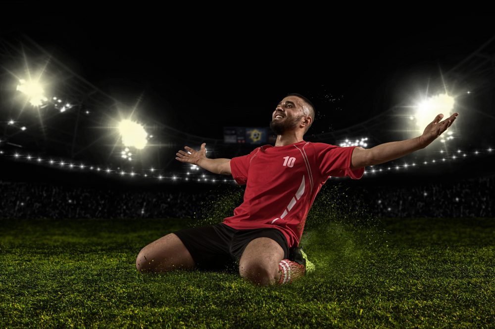 الخصم قد يستغل الفرحة ويستكمل اللعب.. لماذا لا يحتفل كامل فريق كرة القدم بتسديد هدف في المباراة؟ | عربي بوست