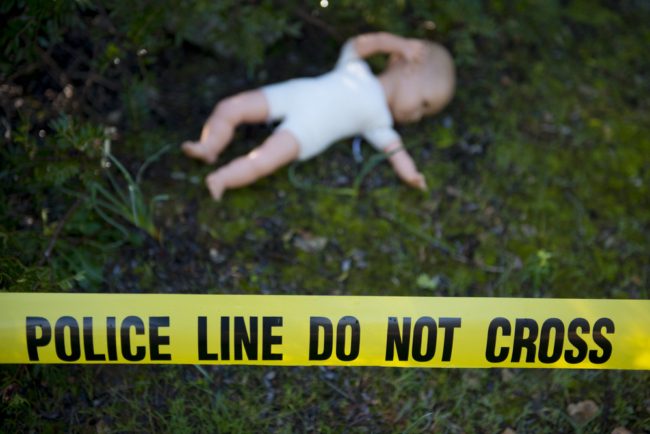 اختُطفت بعد ساعات من ولادتها وأُخفيت عن عائلتها 18 عاماً.. القصة المأساوية لـ”كاميا موبلي”