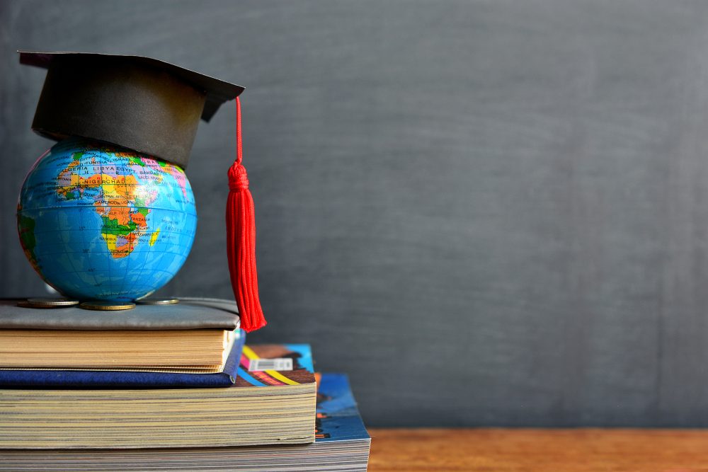 يتطلع الطلاب من أنحاء العالم لهذه المنح الدراسية المميزة - ShutterStock
