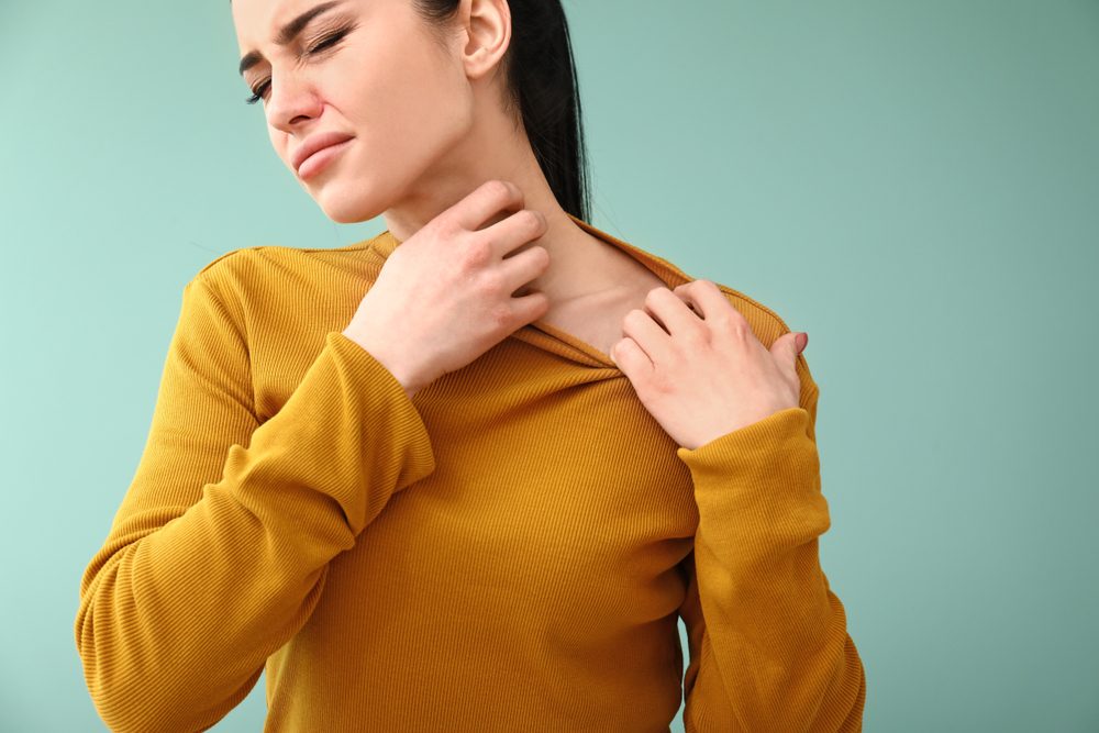 حكة الجسد الليلية قد تحرم المصاب من النوم الجيد والراحة - ShutterStock