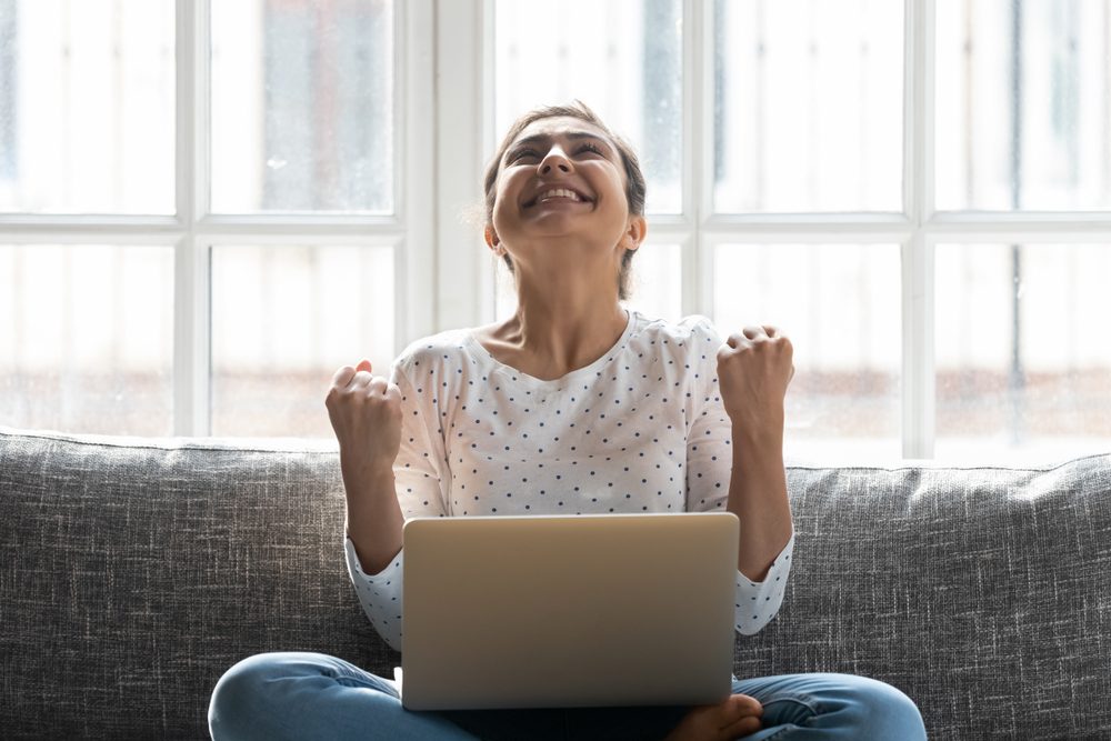 يجب متابعة المنح والتقديم مبكراً لنيل فرصة القبول - ShutterStock