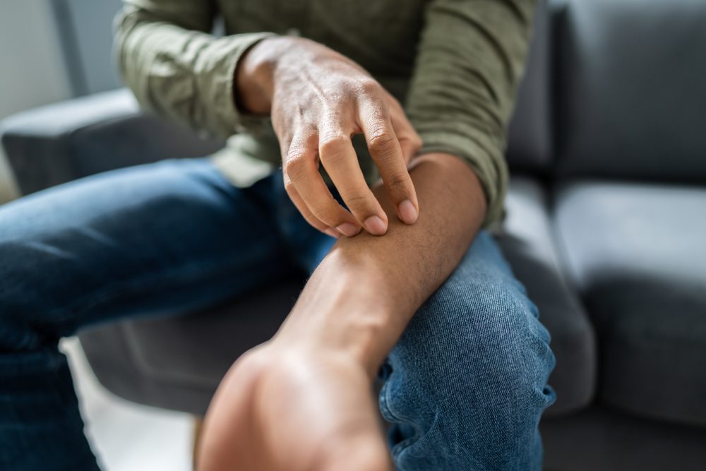 المشكلة قد تصيب الناس من مختلف الأعمار - ShutterStock