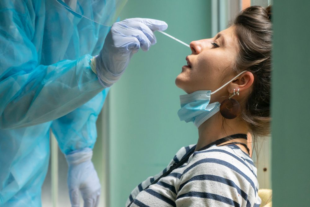 يجب استشارة الطبيب عند الشعور بخدر دائم - ShutterStock