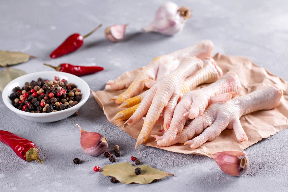 رغم دعوات استهلاكها لمكافحة الغلاء.. هذه أضرار تناول "أرجل الدجاج" واستهلاكها بديلاً للدواجن