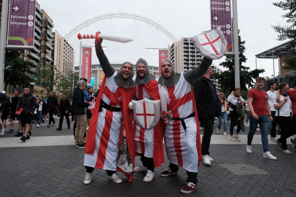 محظور ارتداؤها لعدم إهانة العرب.. تاريخ زيّ الصليبيين وعَلم القديس جورج الممنوع بين مشجعي إنجلترا في قطر