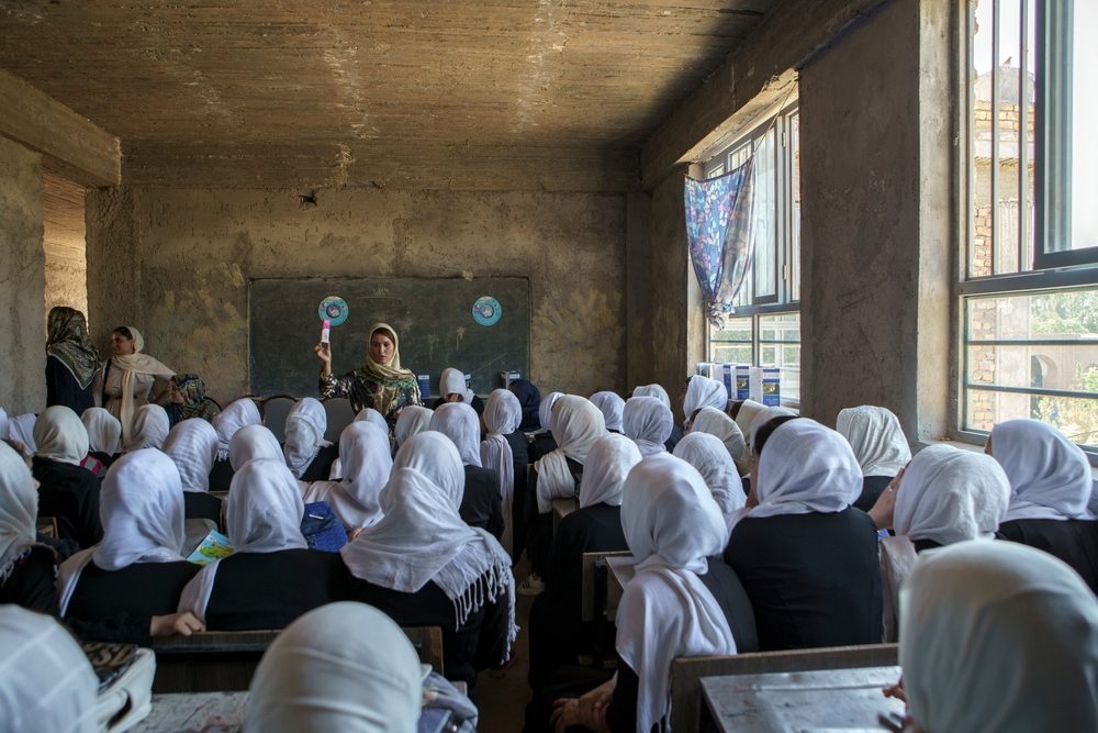 التعليم الجامعي والثانوي بات محظوراً على النساء الأفغانيات - ShutterStock