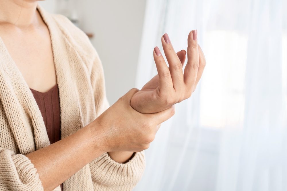 ألم أوتار الرسغ شائع وقد يزول من تلقاء نفسه بالراحلة والكمادات الباردة - ShutterStock