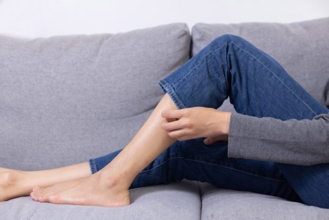 قد تكون مؤشراً على الإصابة بالسكري! أسباب حكة الساقين والقدمين ومتى ينبغي استشارة الطبيب