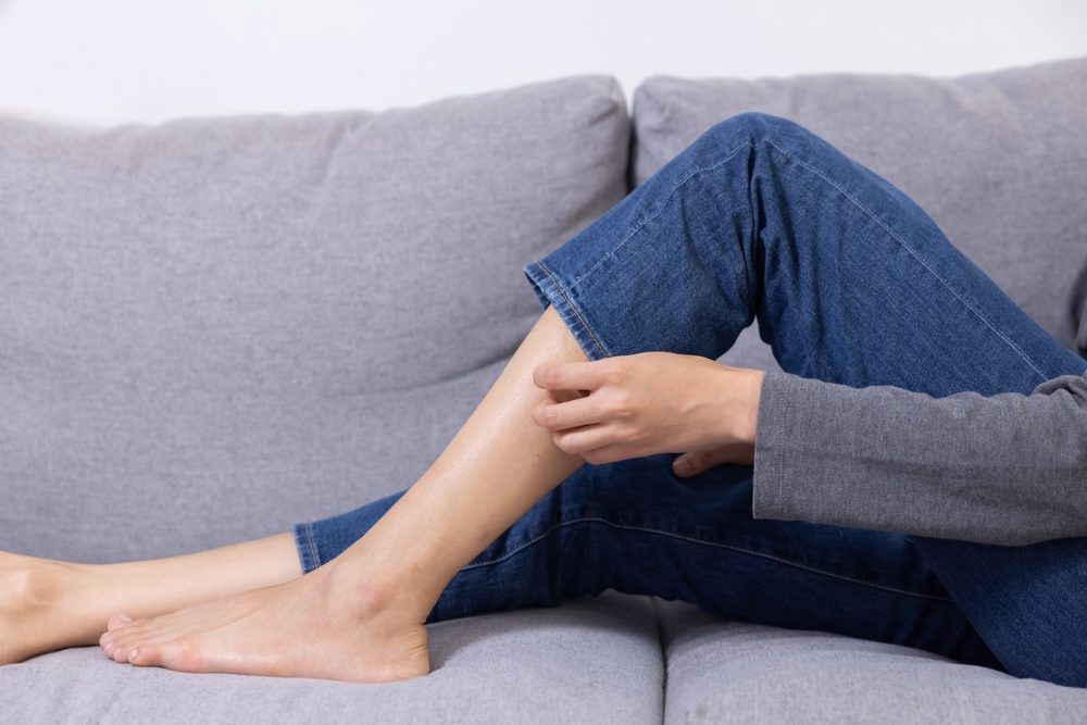 قد تكون مؤشراً على الإصابة بالسكري! أسباب حكة الساقين والقدمين ومتى ينبغي استشارة الطبيب