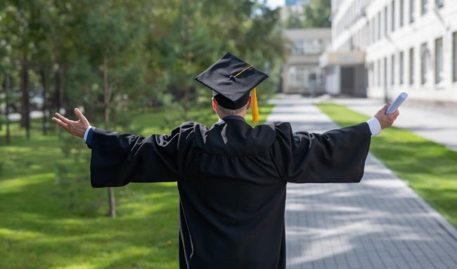 “لا تسمحوا للعقبات بأن تقرر مصيركم”.. سبعيني في بريطانيا يتخرج من الجامعة، ويوجه نصائح للناس