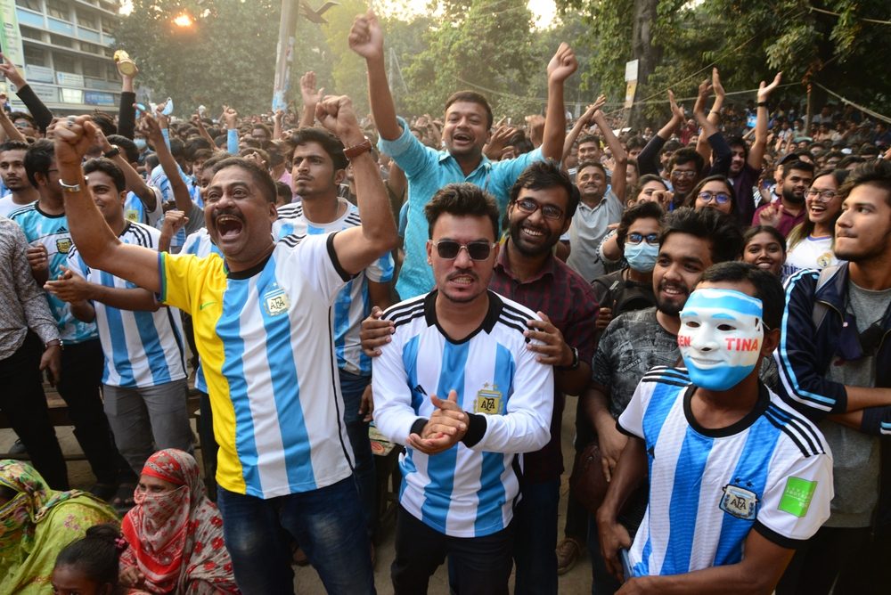 نكايةً في الاستعمار البريطاني وحباً في مارادونا.. سر عشق بنغلاديش لمنتخب الأرجنتين