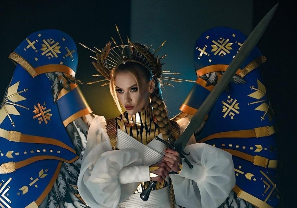 ملكة جمال أوكرانيا بلباس "محاربة النور"