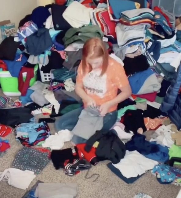 أُمٌّ لـ12 طفلاً تنشر معاناتها اليومية بمشهد لقي تفاعلاً على تيك توك.. فيديو لها بين أكوام غسيل صغارها