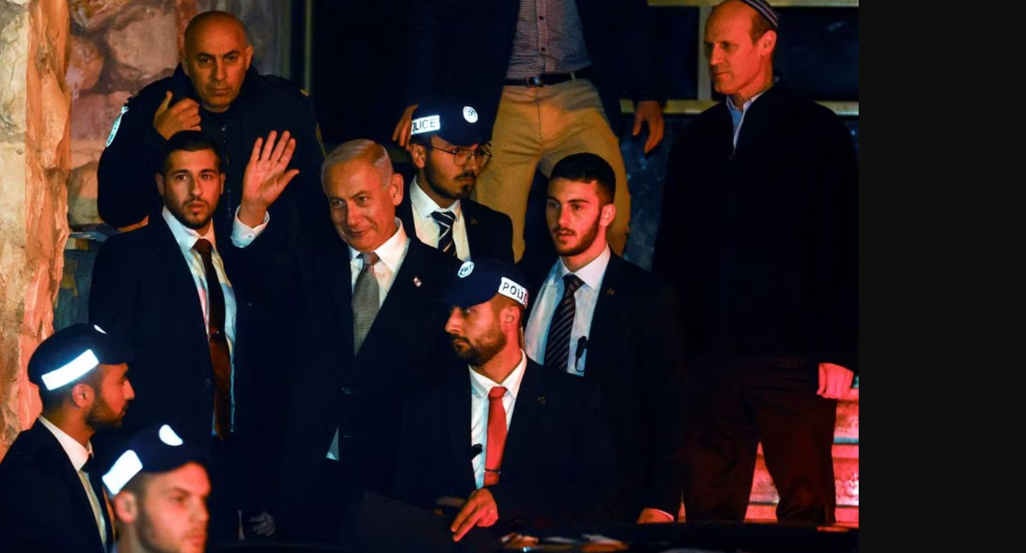 كيف سيخرج من هذه الأزمة؟.. نذر صراع بين نتنياهو والقضاء الإسرائيلي بعد حكم بإقالة وزير صاحب سوابق