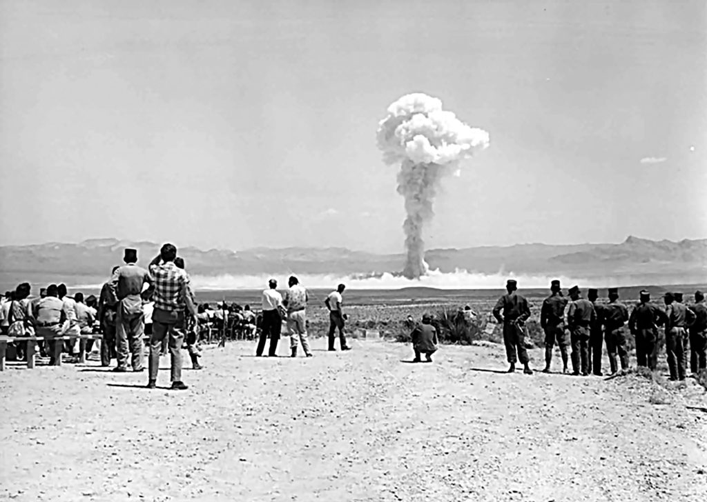 "صرخة الصحراء".. لماذا لا تزال التجارب النووية الفرنسية في الجزائر تقتل الليبيين؟