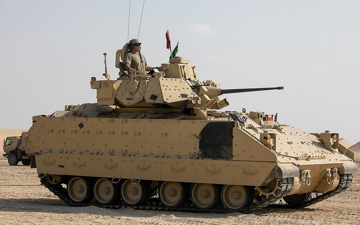 أمريكا قد تمنح أوكرانيا مدرعة برادلي الشهيرة، فهل يمكنها التصدي لدبابات روسيا؟ الإجابة تجدها بالعراق