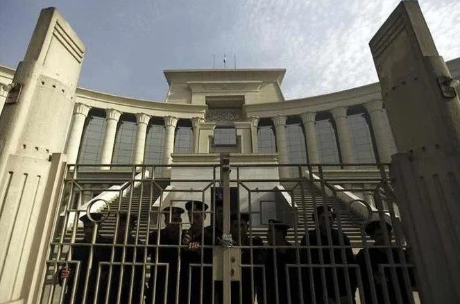 القضاء المصري “يحصّن” عقود الحكومة من الطعون.. أصدر حكماً بعدم أحقية المواطنين بالطعن على بيع أصول الدولة