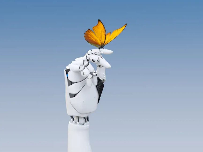 وُلِدَ بيد غير مكتملة! طلاب يفاجئون زميلهم ويصنعون له طرفاً اصطناعياً غيّر حياته