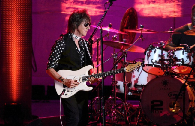 آخر أعماله كانت مع جوني ديب.. وفاة عازف الغيتار “جيف بيك” بسبب إلتهاب السحايا