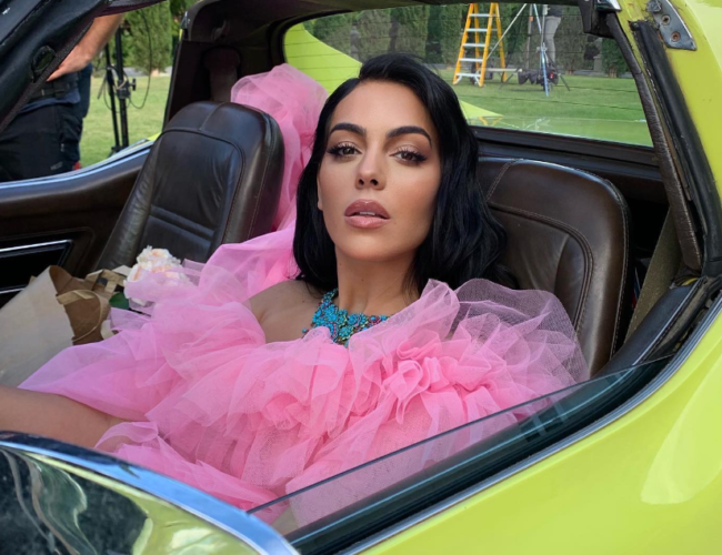 حاملةً بطاقة ائتمان حمراء.. تفاصيل الجزء الثاني من وثائقي “أنا جورجينا” على نتفليكس