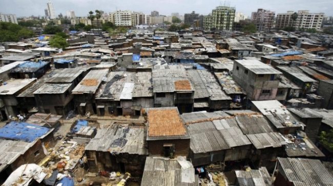 أغنى رجل في آسيا يخطط لهدم حي “المليونير المتشرد”.. ومخاوف من طرد مليون ساكن بأفقر أحياء الهند