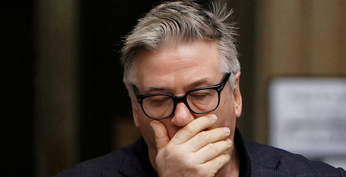 أليك بالدوين يواجه تهمة القتل “غير العمد”! مدعون يحسمون أمرهم بقضية إطلاق النار على زميلته بفيلم “راست”