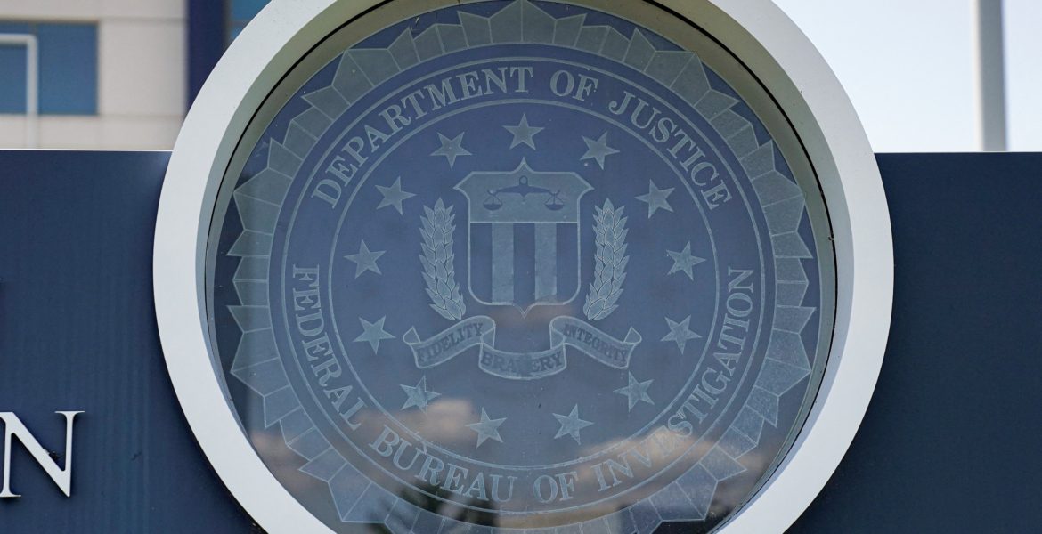 دفتر ملاحظات بسلة قمامة يساعد الشرطة في الكشف عن سوق مخدرات.. التاجر دوّن عليه أسماء زبائنه وعناوينهم