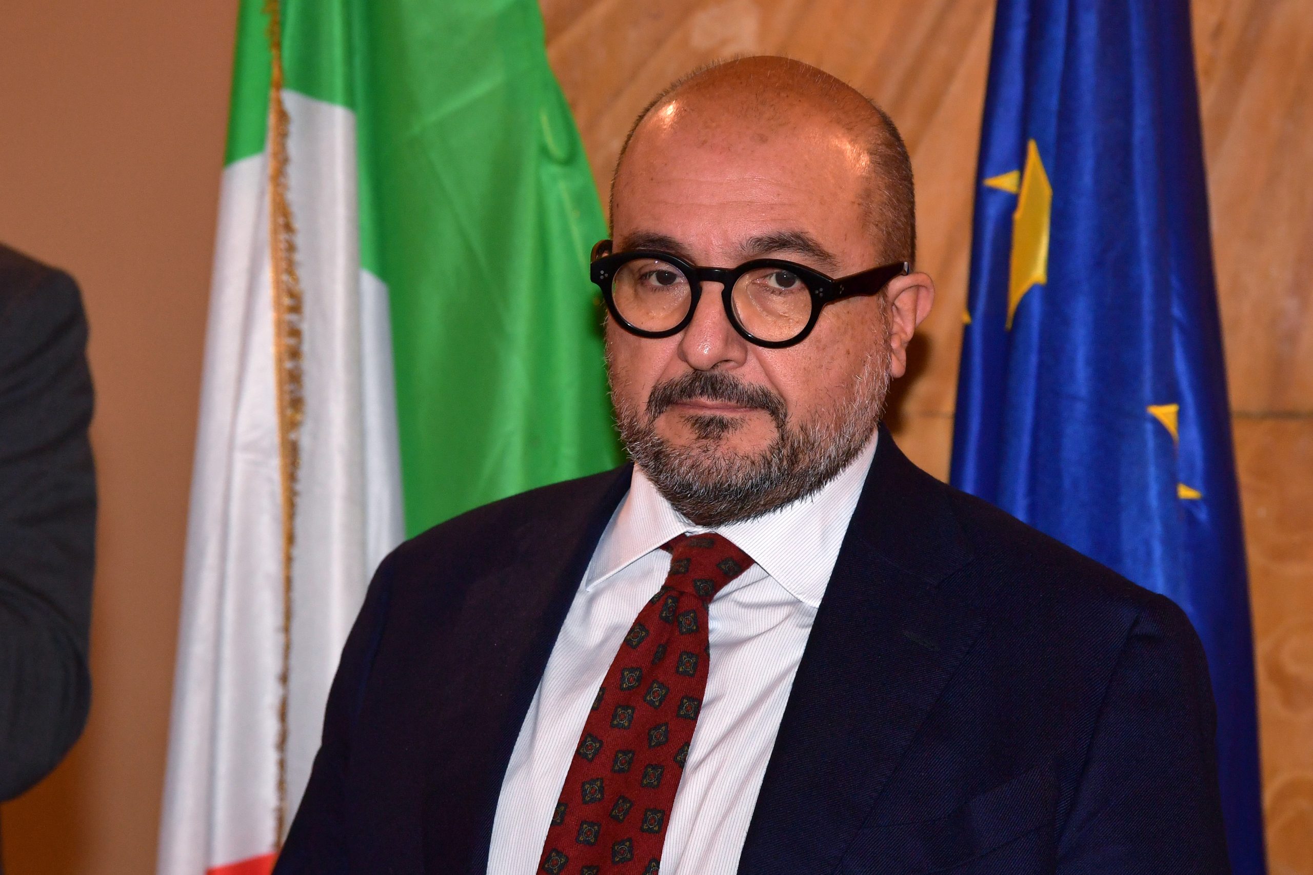 ناشطون شبهوه بموسوليني.. سخرية من وزير إيطالي استخدم كلمات أجنبية في خطاب يدافع فيه عن لغته الأم