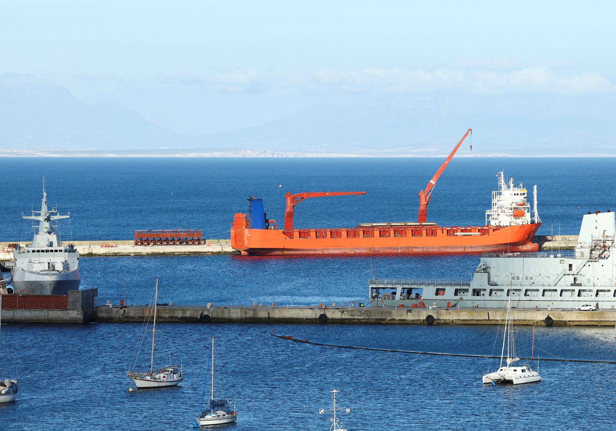 سفينة روسية تثير قلق واشنطن.. توقفت في جنوب إفريقيا وأطفأت أجهزة الإرسال والاستقبال الآلية