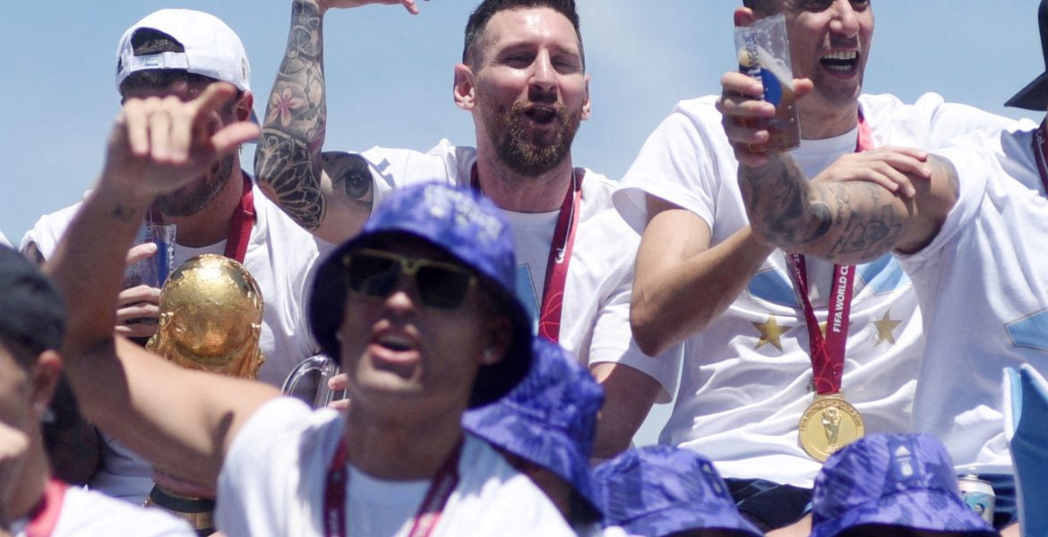 تصرفات مهينة وانتهاك للعب النظيف.. “فيفا” يفتح تحقيقاً بسبب تصرفات لاعبي الأرجنتين بعد نهائي المونديال