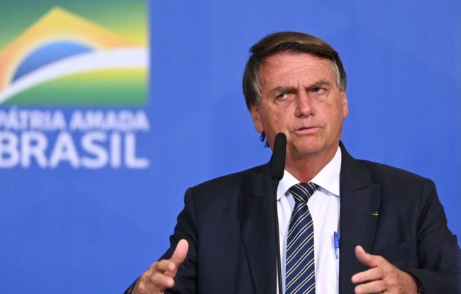 بولسونارو ينفي تهماً بتهريب مجوهرات للبرازيل بقيمة 3 ملايين دولار.. صحيفة: أهدته إياها دولة عربية