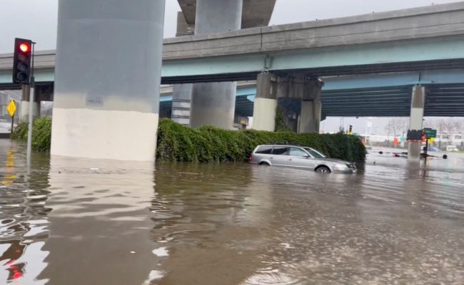 “عاصفة وحشية” تستنفر كاليفورنيا.. السلطات الأمريكية تحذر من انهيارات بالأرض وغرق طرق، وفيضانات ضخمة