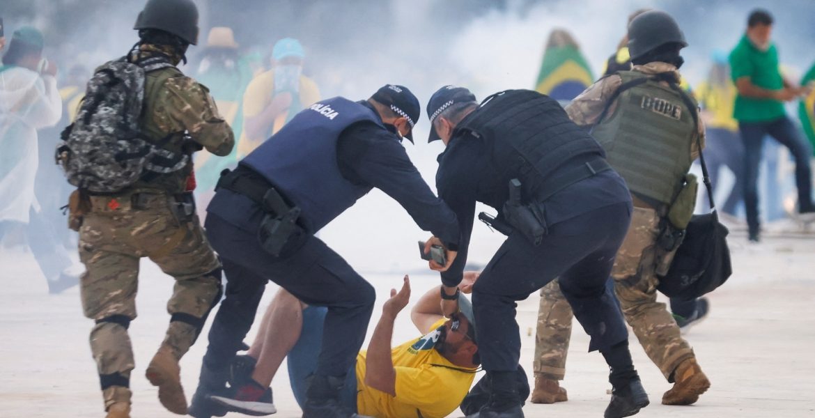 محاولة السيطرة على فوضى أنصار الرئيس السابق بمبنى الكونغرس في البرازيل - رويترز