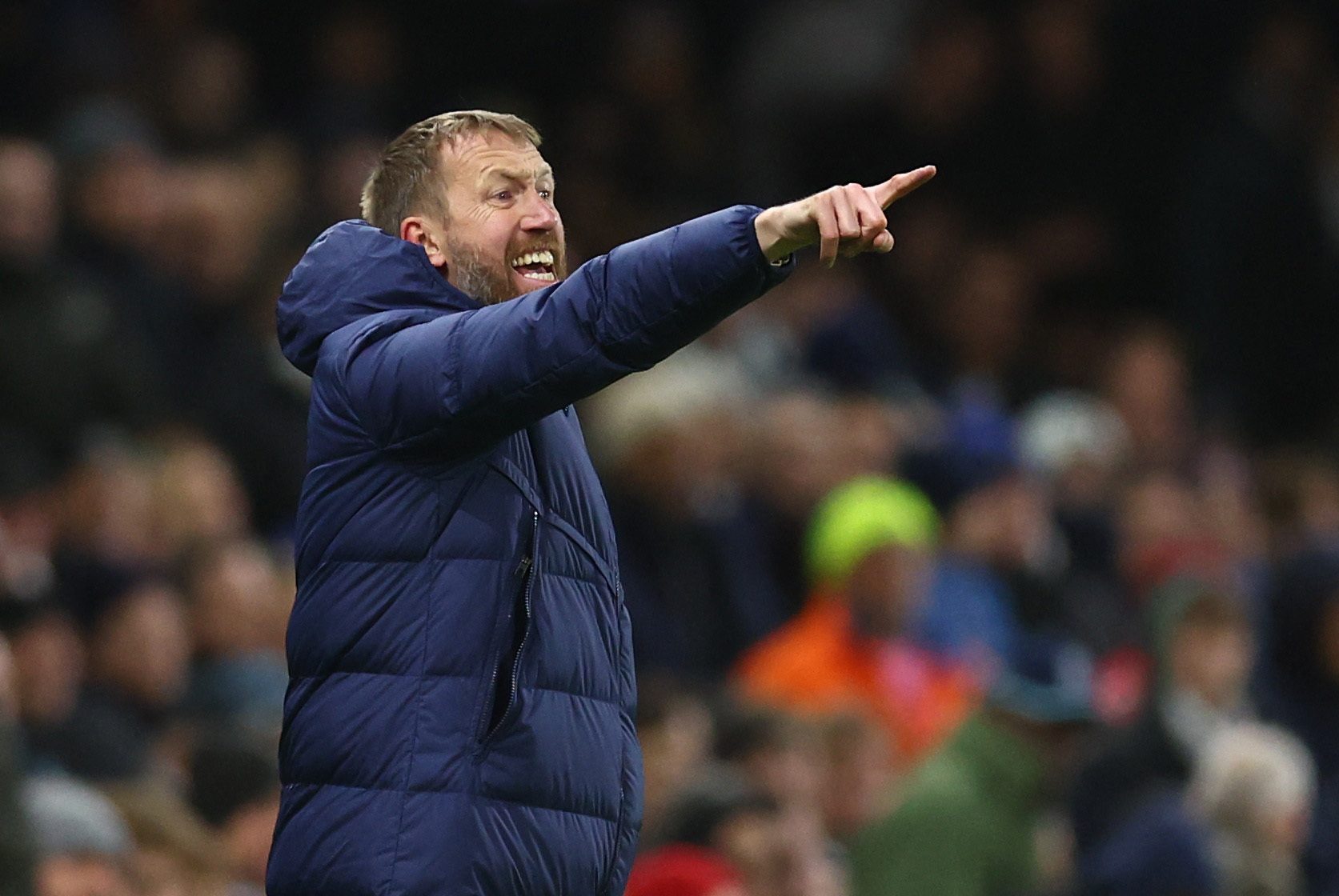 مدرب تشيلسي يلجأ إلى الجيش البريطاني لرفع معنويات لاعبيه (رويترز)