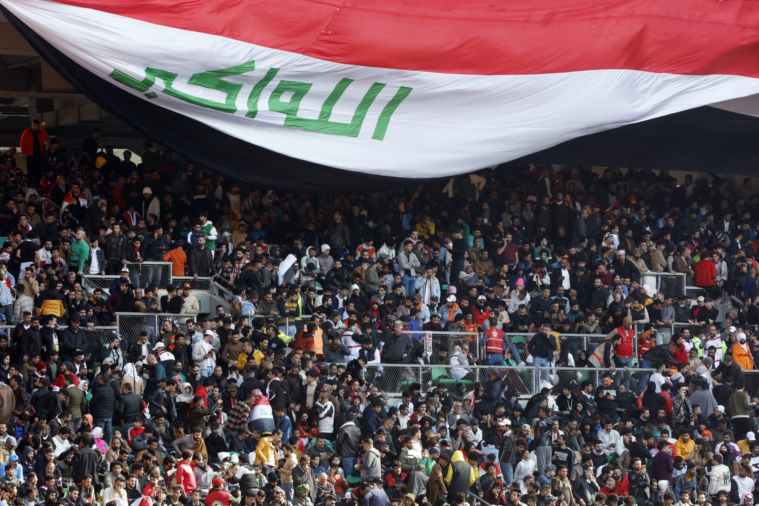 مصرع شخص وإصابة العشرات في تدافع بنهائي كأس الخليج بالبصرة.. فيديو للمئات متكدسين في الملعب