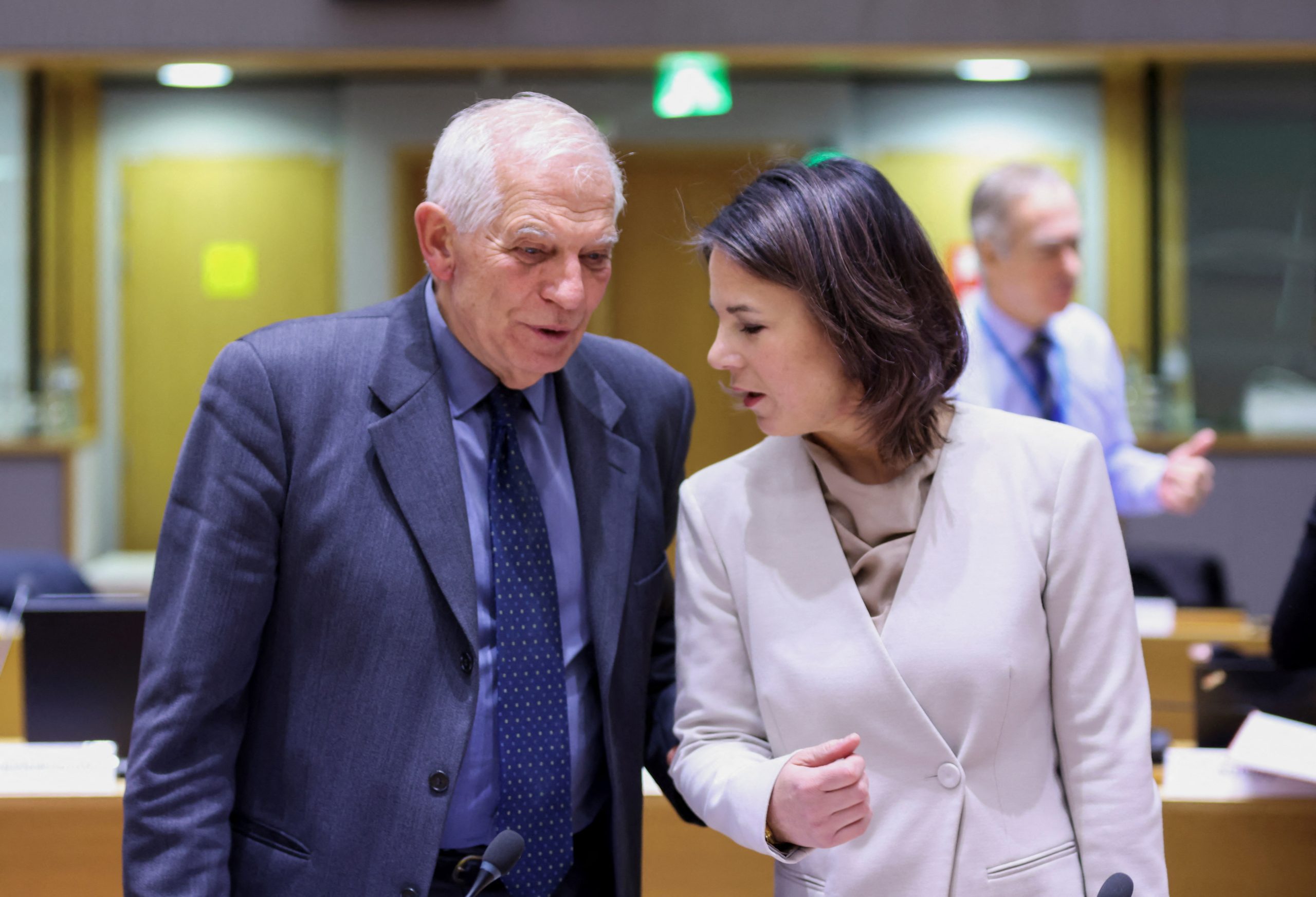 الاتحاد الأوروبي يقر عقوبات جديدة على طهران.. وبريطانيا تجمد أصول قوات “الباسيج” وقائد بالجيش الإيراني