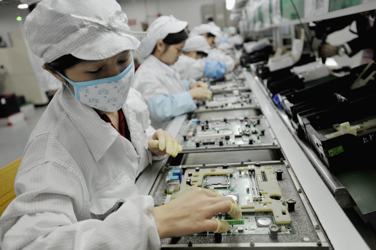 لماذا بدأت الشركات الغربية بتقليل الاعتماد على الصين في التصنيع والمبيعات؟ الاعتبارات السياسية تلعب دوراً كبيراً